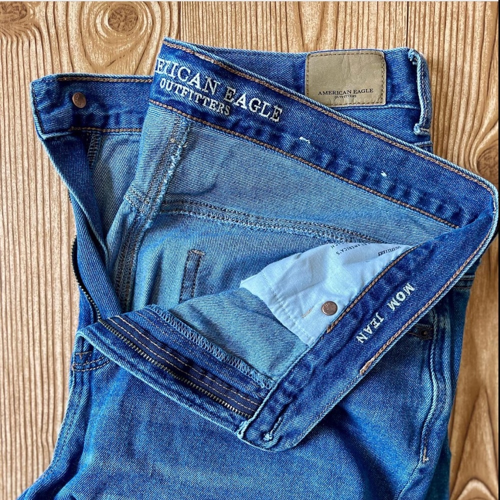 AMERICAN EAGLE mom jeans